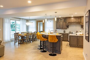 6 BR Heated Pool Open Beginning of April