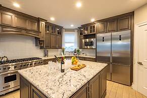 6 BR Heated Pool Open Beginning of April