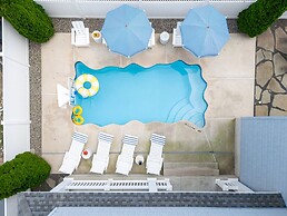 6 BR Heated Pool Open Beginning of April