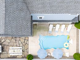 6 BR Heated Pool Open Beginning of April