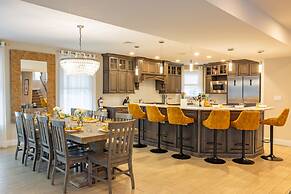 6 BR Heated Pool Open Beginning of April