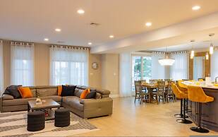 6 BR Heated Pool Open Beginning of April