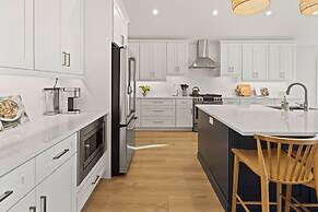 6 BR Pool Hot Tub Open Beginning of April