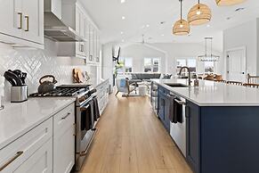 6 BR Pool Hot Tub Open Beginning of April