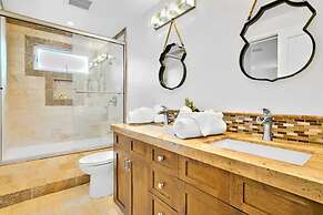 7 Br 2 Hot Tubs Rooftop Beach Block Ocean View