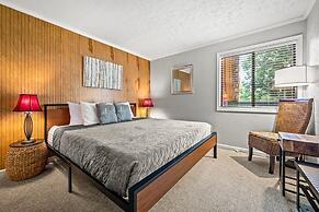 Two Bed Room Condo Mountain Views Indoor Pool