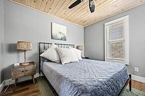 Loft Sleeps 8 Views Indoor Pool Access