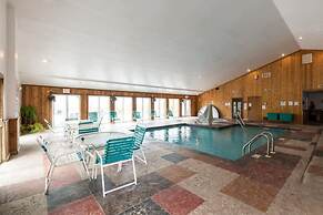 Loft Sleeps 8 Views Indoor Pool Access