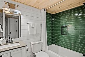 Loft Sleeps 8 Views Indoor Pool Access