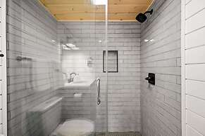 Loft Sleeps 8 Views Indoor Pool Access