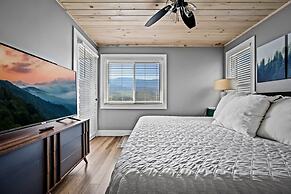 Loft Sleeps 8 Views Indoor Pool Access