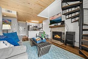Loft Sleeps 8 Views Indoor Pool Access