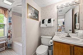 Sleeps 4 Private Balcony w Views Heated Pool