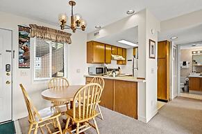 Sleeps 4 Private Balcony w Views Heated Pool