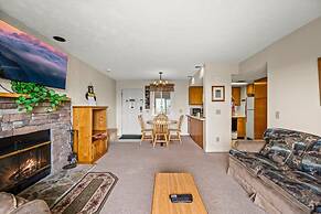 Sleeps 4 Private Balcony w Views Heated Pool