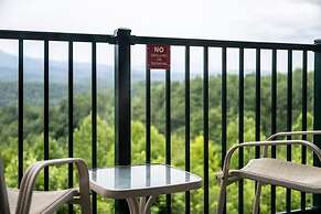 Sleeps 4 Private Balcony w Views Heated Pool