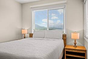 Sleeps 4 Private Balcony w Views Heated Pool