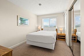 Sleeps 4 Private Balcony w Views Heated Pool