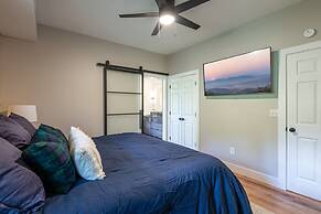 Pet-friendly Hot Tub Soaker Tub Grill Full Kitchen