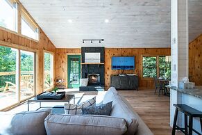 Pet-friendly Hot Tub Soaker Tub Grill Full Kitchen