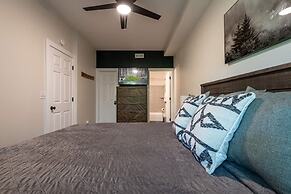 Pet-friendly Hot Tub Soaker Tub Grill Full Kitchen