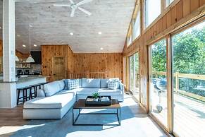 Pet-friendly Hot Tub Soaker Tub Grill Full Kitchen