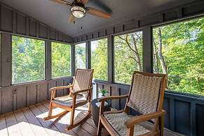 Pet-friendly Hot Tub Soaker Tub Grill Full Kitchen