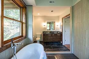 Pet-friendly Hot Tub Soaker Tub Grill Full Kitchen