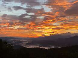 180 Views Sleeps 7 Private Hot Tub Full Kitchen