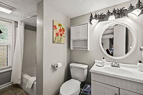 Private Balcony w Views Heated Pool Full Kitchen