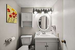 Private Balcony w Views Heated Pool Full Kitchen