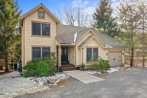 Mountain Escape With Game Room Balcony Stunning Views in the Poconos C