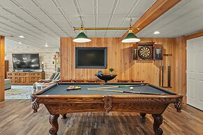 Mountain Escape With Game Room Balcony Stunning Views in the Poconos C