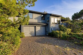 Half Block to Beach w Oceanview Patio Balcony The Shore Pine by Avants