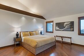 Half Block to Beach w Oceanview Patio Balcony The Shore Pine by Avants