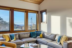 Half Block to Beach w Oceanview Patio Balcony The Shore Pine by Avants