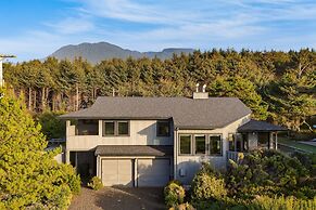 Half Block to Beach w Oceanview Patio Balcony The Shore Pine by Avants
