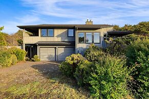 Half Block to Beach w Oceanview Patio Balcony The Shore Pine by Avants