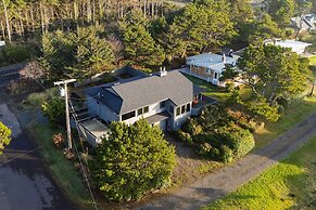 Half Block to Beach w Oceanview Patio Balcony The Shore Pine by Avants
