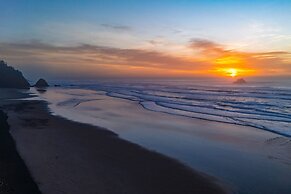 Half Block to Beach w Oceanview Patio Balcony The Shore Pine by Avants