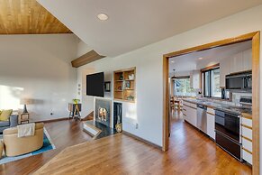 Half Block to Beach w Oceanview Patio Balcony The Shore Pine by Avants