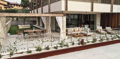 SalvatoreHomes – New Luxurious Apartment in the Centre of Bardolino wi