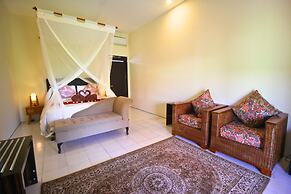 Villa Pastiny Santy Sidemen