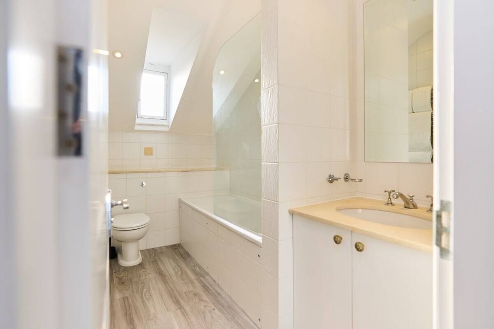 The Hampstead Getaway - Charming 5bdr Home With Conservatory