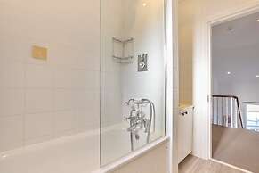 The Hampstead Getaway - Charming 5bdr Home With Conservatory