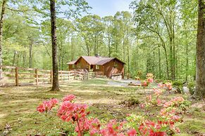 2 Mi to Toccoa Falls: Cozy Getaway w/ Fire Pit!