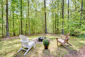 2 Mi to Toccoa Falls: Cozy Getaway w/ Fire Pit!