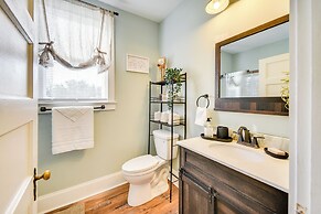 Family-friendly Main St Gloucester Apt w/ Balcony!