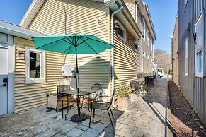 Family-friendly Main St Gloucester Apt w/ Balcony!