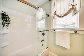 Family-friendly Main St Gloucester Apt w/ Balcony!